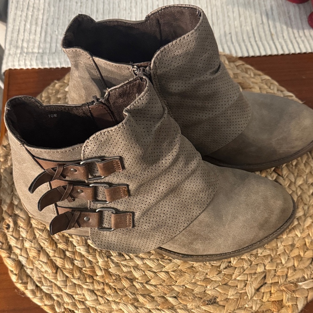 Jelly pop Women's Taupe Ankle Boots